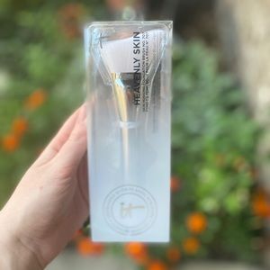 IT cosmetics foundation brush.